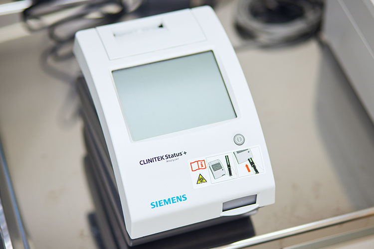 小型尿分析装置