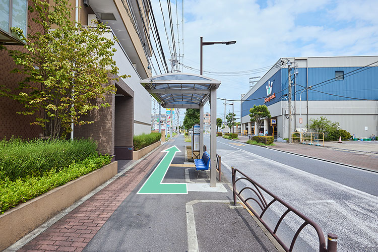 「奥戸四丁目バス停」を下車し、右に進みます