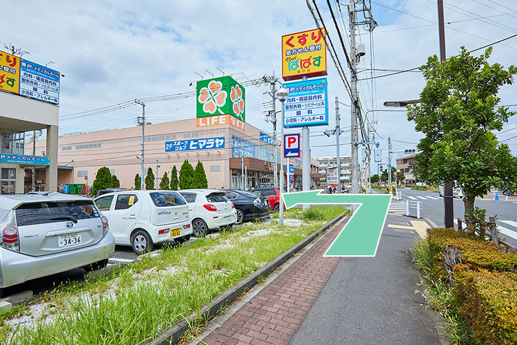 左手「ドラックぱぱす」の建物右側にクリニックモールの入り口があります